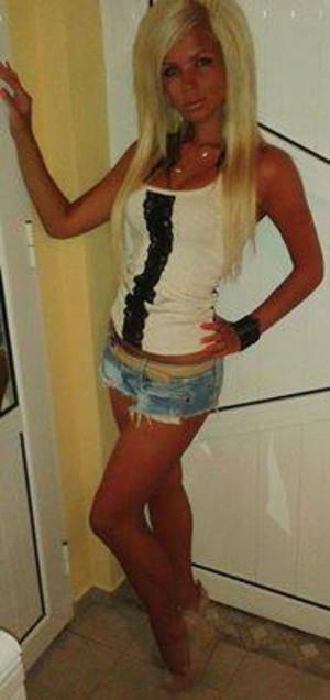 Arabella from Indiana is looking for adult webcam chat