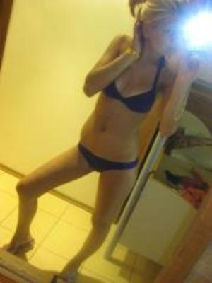 Looking for local cheaters? Take Roxanne from Utah home with you
