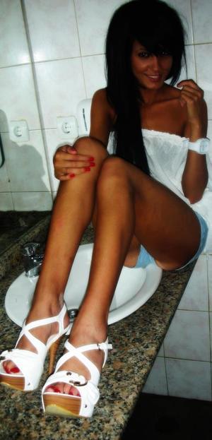 Meet local singles like Olivia from California who want to fuck tonight