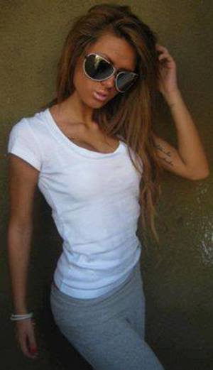 Shonda from Walworth, Wisconsin is looking for adult webcam chat